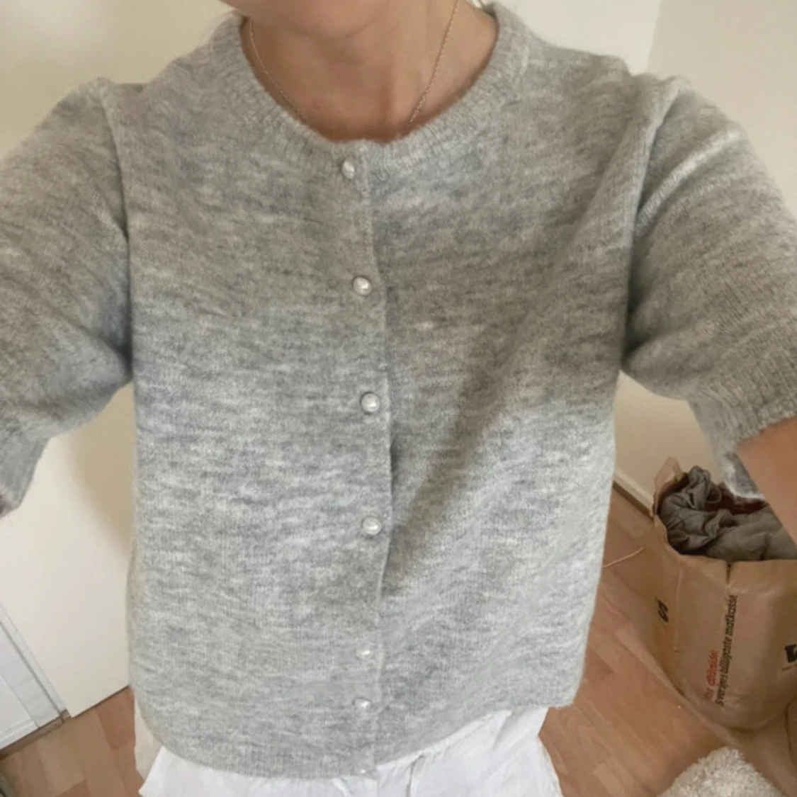 Ljusgrå stickad kofta med pärlknappar