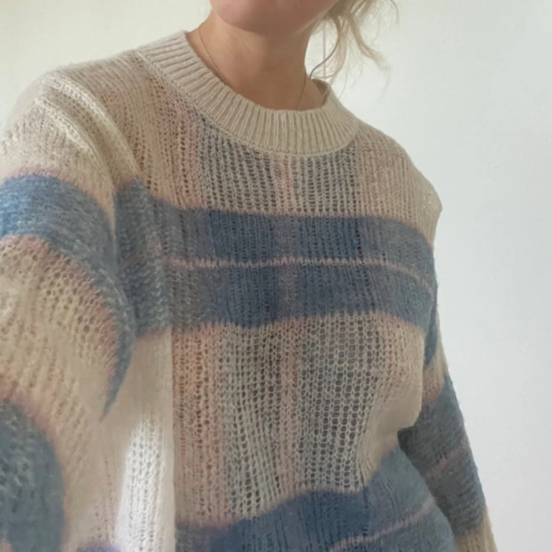 Randig stickad tröja i pastell - 1