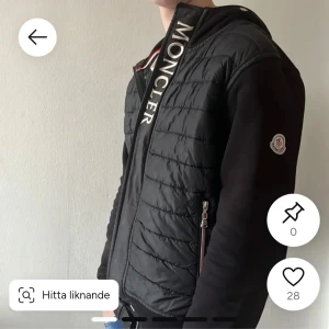 Svart moncler cardigain  - Säljer en tvär fet moncler cardigain. Cardigain'en hat en rätt så unik look och är ganska varm men passar perfekt på varma sommar dagar. Jackan e äkta satt ni vet. Skick 9,5/10  hade bara gamla bilder från plick så det är därför.