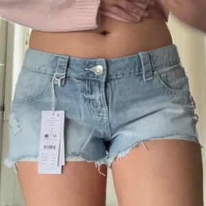 Sia 14+ xtra low denim shorts  - Säljer dessa helt nya jeans shorts från Gina tricots avdelning 14+ dessa kom in förra veckan och är slutsålda i L därav priset men kom gärna med prisförslag om priset inte passar!  Dom passade bra på mig som är 177 cm och använder S/M vanligtvis från vuxenavdelning!💗💗