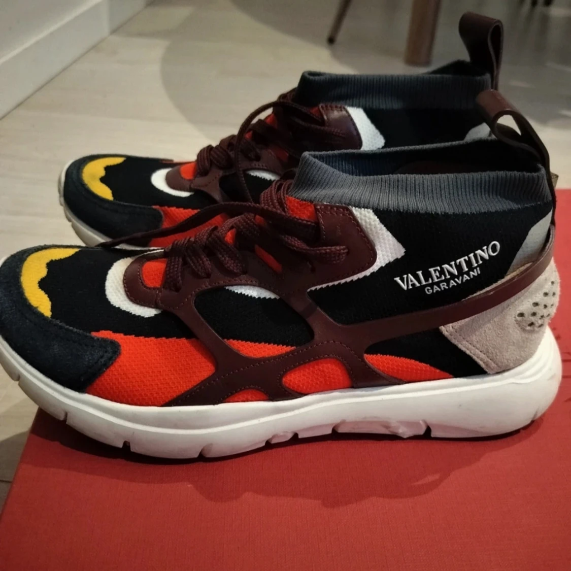 Valentino Garavani sneakers i rött och svart - 1