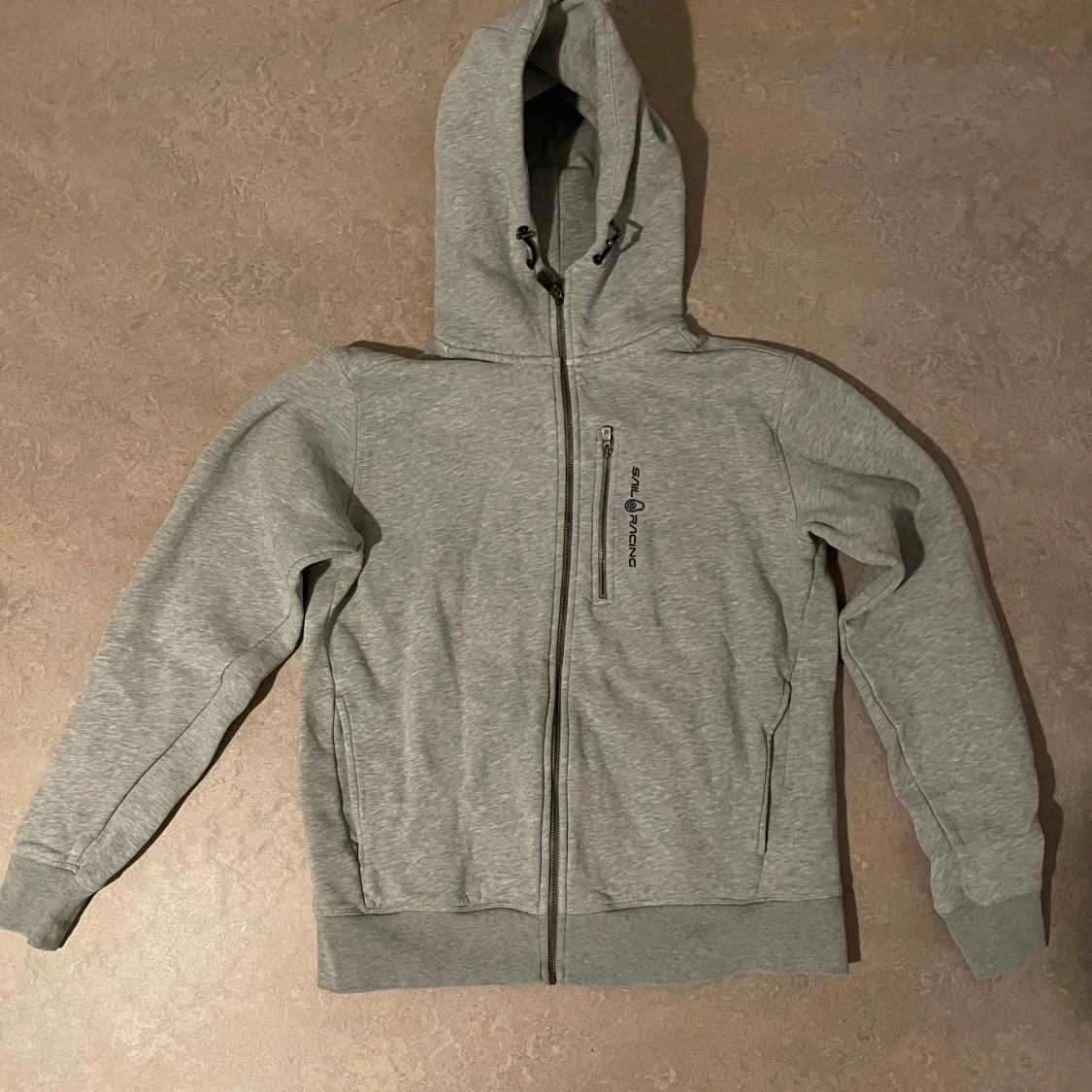 Grå hoodie från Sail Racing