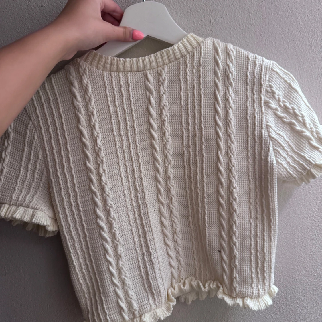 Krämvit stickad blus med knappar - 1