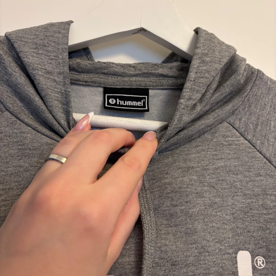 Grå hoodie från Hummel med tryck - 2