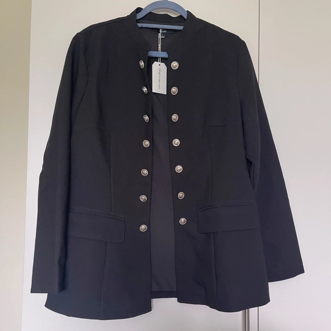 Svart rock med silverknappar