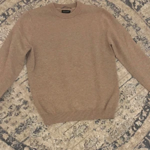 Beige stickad tröja från Replay - Säljer en stilren beige stickad tröja från Replay i storlek M (passar S-M. Tröjan har rund halsringning, ribbade muddar och är långärmad. Perfekt för dig som gillar en clean och enkel look med premiumkänsla. Passar snyggt till både jeans och chinos.