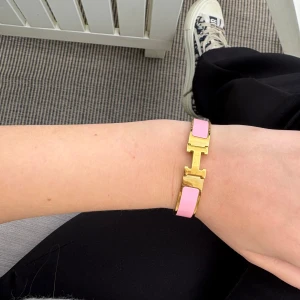 H armband  - Super snyggt armband i rosa och guld! Passar till allting och till alla tillfällen 🙌 Man öppnar armbandet genom att vrida på H:et! Kan skicka fler bilder om det önskas❣️osäker på om det är äkta! Säljer endast vid bra bud⭐️