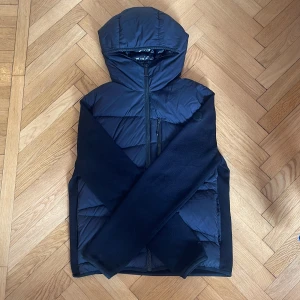 Moncler jacka - Säljer en äkta Moncler cardigan jacka med black label, ordinarie pris 10 825kr (kvitto finns). Jackan har stickade ärmar och baksida vilket gör att den andas bra, därför perfekt på lite kyligare sommarkvällar, under våren men även höstdagar när det inte regnar. Köpt för 2,5 år sedan och är använd, dock fortfarande i bra skick. Den enda defekten är att hängöglan har lossnat vilket ni kan se på bild 4. Pris kan förhandlas, slå iväg ett meddelande om du vill ha fler bilder eller har frågor!