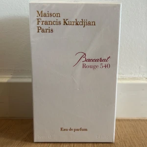 Baccarat Rouge 540 EdP 70ml - Exklusiv parfym från Maison Francis Kurkdjian, Baccarat Rouge 540 Eau de Parfum i 70 ml. Kommer i elegant vit kartong med guld- och rödfärgad text. En lyxig doftupplevelse från Paris, tillverkad i Frankrike.