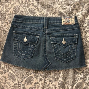 True Religion kjol - True religion  jeanskjol storlek 25. Inte alls mycket använd,  därav jag säljer🥰Nypris 1100kr