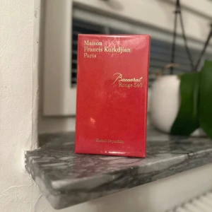 Baccarat Rouge 540 Extrait de Parfum 70ml - Lyxig parfym från Maison Francis Kurkdjian, Baccarat Rouge 540 Extrait de Parfum. Kommer i en elegant röd kartong med guldfärgad text. Fransk design och exklusiv känsla, perfekt för dig som gillar unika och sofistikerade dofter. Storlek 70ml
