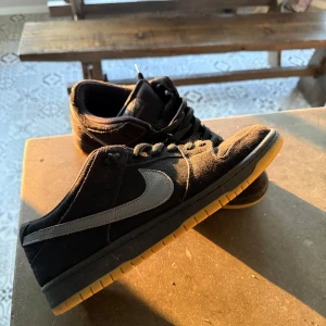 Nike dunk low sb ”fogs” - Säljer dessa cleana nike sb low dunk i färgen low fog, skorna är i fint skick och har enbart andvänds enstaka gånger, säljes då dom är för små. Går för runt 1500-1800kr på stockx, mitt pris 1200kr, kan gå ner i pris vid smidig äffar!