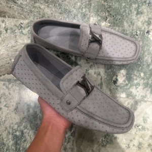 Louis Vuitton loafers  - Ett par fina LV loafers i storlek 42,5, endast skorna medföljer och dom är i bra skick! Skorna är i mocha. Självklart äkta!