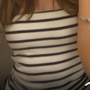 Randig bandeau tubtopp i bomull - Säljer en snygg bandeau tubtopp med svarta  och vita ränder. Endast använd en gång. Inga defekter❣️