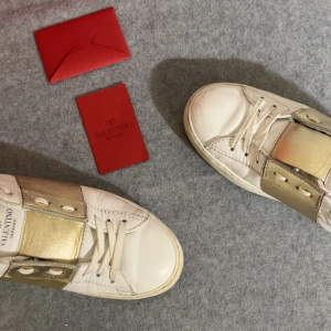 Valentino open skor - Valentino open skor | 100% äkta med ingående äkthetsgaranti ✔️| Vädligt snygg färg | Vädligt eftertraktade | Skorna är använda och har tecken på de men de har en hel del kvar att ge 😃| En massa grejer ingår |  Fraktas samma dag 🚚 📦 | Kontakta vid fler frågor eller funderingar ✔️