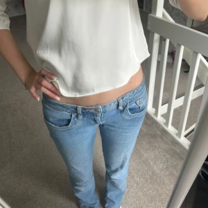 Lågmidjade blå jeans LTB - Säljer de populära lågmidjade jeansen från LTB. Modellen har raka ben och ursprungligen stl 27:36 men benen är uppsydda så snarare 34 i längd, passar mig på 177🩷har andvänds flitigt då det har varit en av mina favorit jeans, har lite skavanker här o där, skriv privat så skickar ja mer i detalj🙌🏻