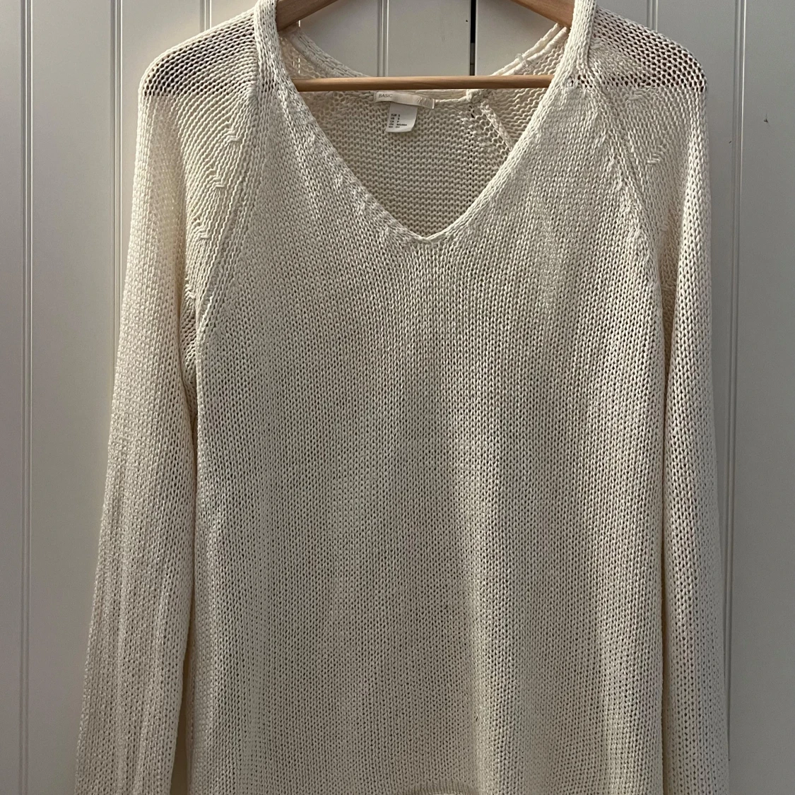 Vit stickad tröja med v-ringning