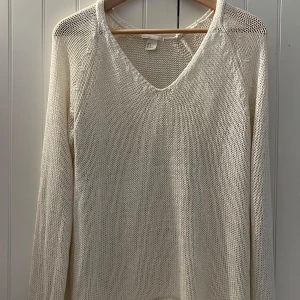Vit stickad tröja med v-ringning - En vit stickad tröja från HM basic i storlek S. Tröjan har en djup v-ringning, långärmade ärmar och är tillverkad i ett grovmaskigt stickat material. Perfekt för lager-på-lager och så söt nu på sommaren!☺️Enkel och stilren design som funkar till så många olika outfits💞