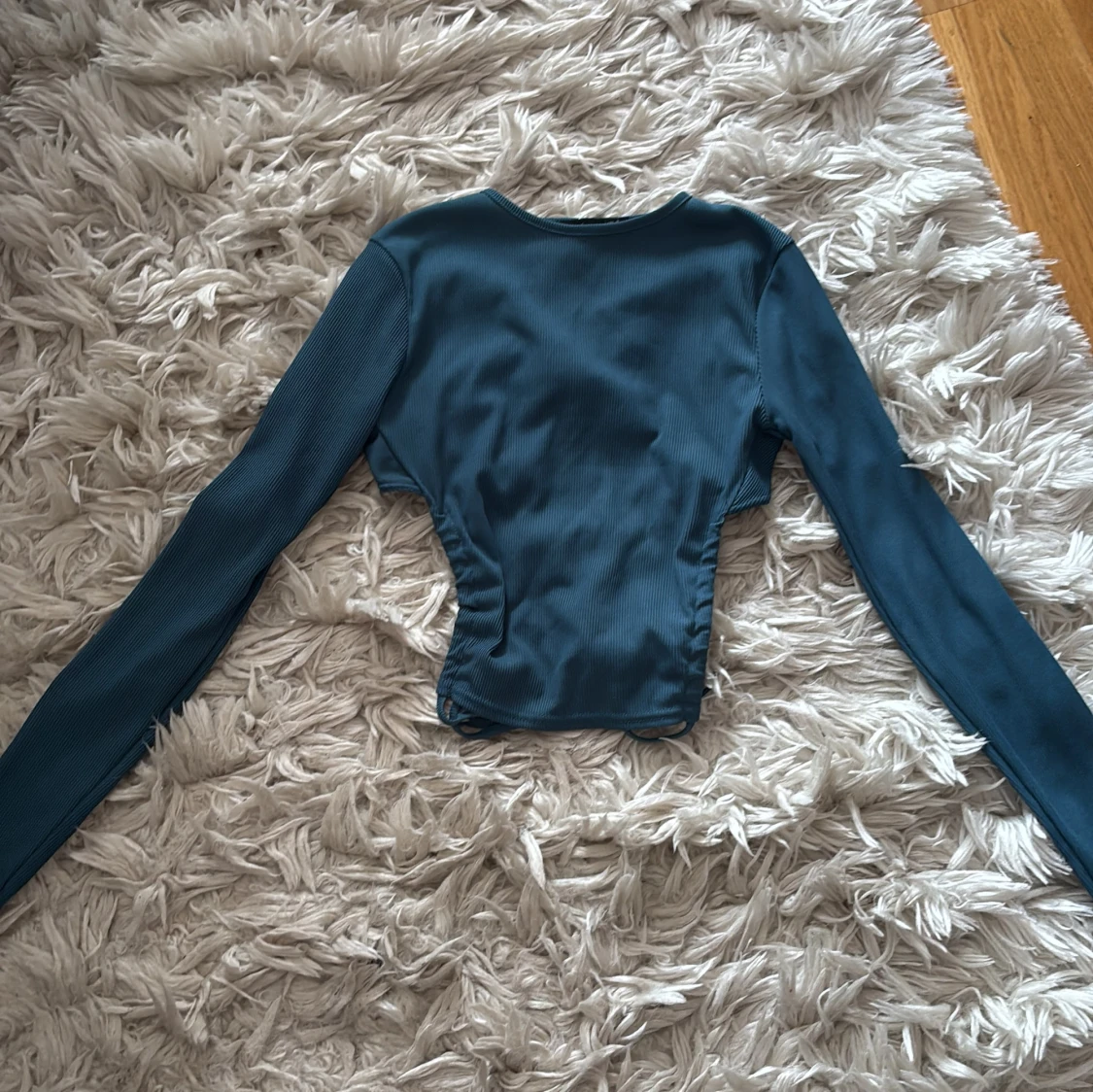 Blå ribbad croppad topp med snörning