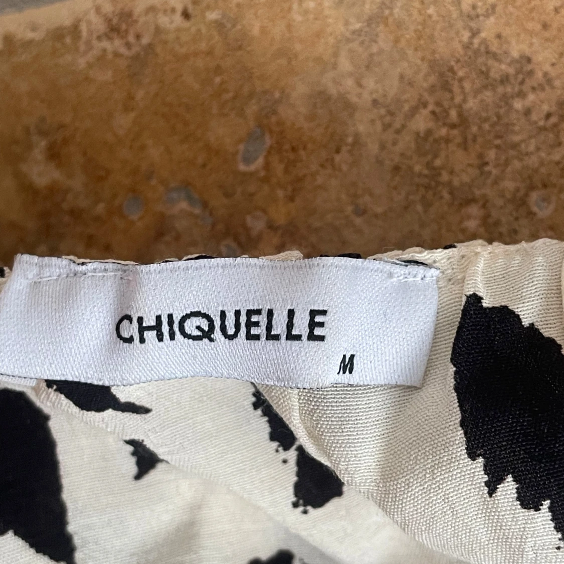 Mönstrad croppad blus från Chiquelle - 2