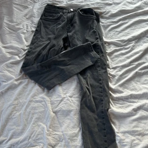 Svarta jeans från Rebel - Svarta jeans från Rebel i skinny fit med klassisk femficksdesign. Jeansen har normal midja och är tillverkade i ett stretchigt bomullsmaterial för en bekväm passform. Perfekta för dig som gillar en smal siluett och stilren look.