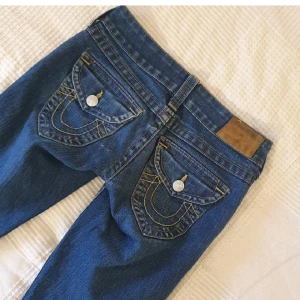 True religion jeans - As snygga true religion jeans!💕                     MIDJEMÅTT: 36 cm                                                      INNERBENSLÄNGD: 73 cm.                             LÄNGD: 90 cm                                                   Jag kommer INTE ändra priset, men just idag är de grattis frakt, så passa på!💕  