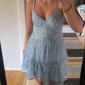 Somrig klänning - Jättefin kort klänning från na-kd i storlek 32🩵