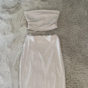 Ljusbeige set - Säljer detta fina set. Jag är 164 och kjolen slutar strax över fötterna. Storlek XS men materialet är stretchigt. Toppen slutar ovanför naveln. Kjolen kan bäras lowrise. Priset kan diskuteras. 
