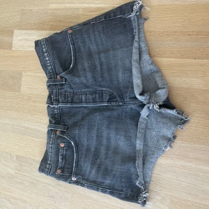 Svarta jeansshorts från Levi's -  svarta jeansshorts från Levi's, 501 modell sitter Nice lowwaist.