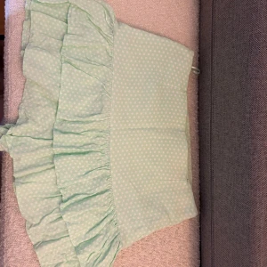 Mintgrön prickig kjol från Zara - Superfin mintgrön kortkjol från Zara med vita prickar och volangdetaljer. Kjolen har jag inbyggda shorts !