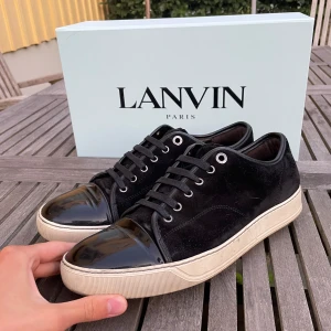 Lanvin skor  - Hej! Säljer nu dessa sjukt snygga Lanvin skor. Skorna är i mycket bra skick! Vi rekommenderar att gå ner en storlek. Har ett begränsat antal boxar och dustbag! Hör gärna av dig vid frågor 