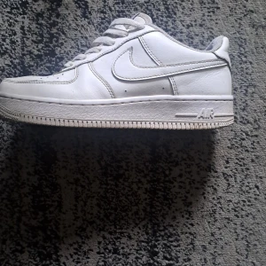 Nike Air Force 1 - Bra skick, originalbox medföljer, säljs för endast 249kr!!!                              Klassiska Nike Air Force 1 sneakers i helvitt skinn. FÖRST TILL KVARN!