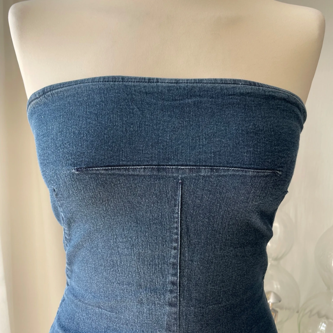 Axelbandslös jeansklänning i blå denim - 1