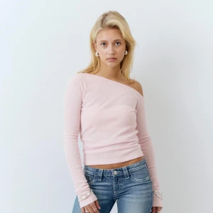 Ljusrosa offshoulder ribbad topp - Säljer en ljusrosa långärmad topp med offshoulder-design och ribbad struktur. Den är köpt den 1 Juli i år och är endast använd 2 gånger, säljer då jag inte tycker om hur den satt
