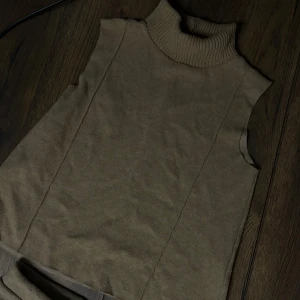 Beige ärmlös polotröja från Zara med byxor  - Säljer en beige ärmlös polotröja från Zara. Tröjan har hög ribbad krage och är i ett mjukt stickat material. Byxorna och tröjan är storlek S. Knappt användt. Köpt för 700kr 