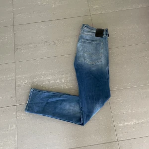 Replay Anbass Jeans  - Säljer nu dessa Replay Anbass jeans, skriv för fler bilder/frågor🙌🏼