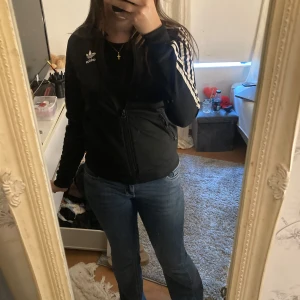 Adidas hoodie  - Oppss kom privat köp inte igenom Plick … Säljer min adidas zip up utan luva denna e jätte fin o skön använd 1 gång för gillar inte hur den sitter på mig rekommenderar den och den passar till mycke 