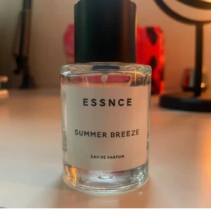 ESSNCE Summer Breeze parfym - Säljer denna ESSNCE parfymen till dig som vill lukta på denna doft innan du köper en stor, denna är en av mina favoriter från ESSNCE, den luktar jätte frächt och sommrigt! Det är inte alls mycket kvar i den men perfekt som en liten tester bara! 💓💓💓 Höra gärna av dig om du undra något!