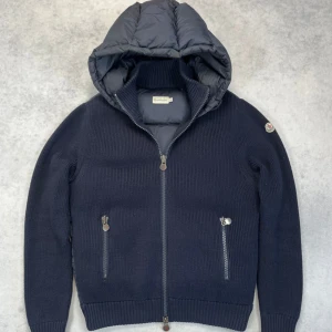 Moncler hooded cardigan jacket - – Condition: 9/10  – Retail price: 10 000 + SEK  The model is 185 cm tall
