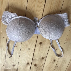 Vit spets-bh med paljettdetaljer - Supersöt vit bh från Censored med spets över hela kuporna och små paljetter som ger extra bling. Axelbanden är justerbara och ryggen har bred spetskant. Perfekt för dig som gillar romantiska detaljer och vill ha något extra under kläderna.