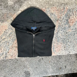 Ralph lauren zip  - En snygg ralph Laurent zip hoodie i storlek s de sitter bäst på längderna 160-177