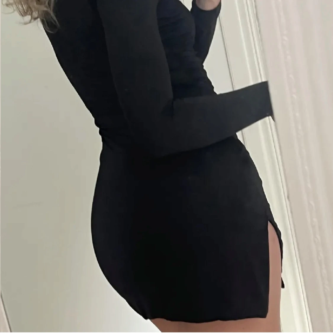 Svart tight kortklänning med slits - 1