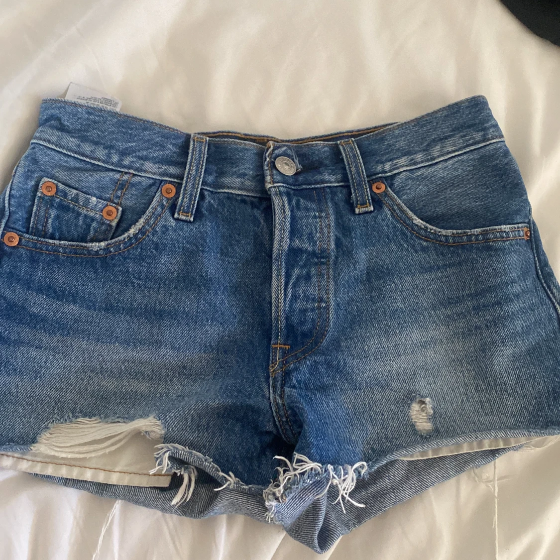 Levi's blå jeansshorts med slitningar