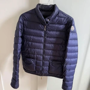 Moncler jacka  - Säljer nu denna väldigt fina Moncler jacka i strl:2. Jackan är i väldigt fint skick och självklart äkta. Hör av dig vid minsta fråga!