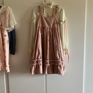 Lolita klänning  - Milkmaid liknande lolitaklänning. Knappt använd och jättefin. Står storlek L men passar nog M bättre :) blusen sitter inte fast med klänningen så man kan ha dem separat.