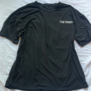 Svart t-shirt med text - Svart oversized t-shirt med vit text på fram och baksidan. 