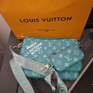 Louis Vuitton Tripple Messenger Bag - Grön lv tripple messenger bag, bästa kvalité på marknaden, storleken är one size, box och tillbehör ingår vid köp, tveka inte på att höra av dig vid frågor
