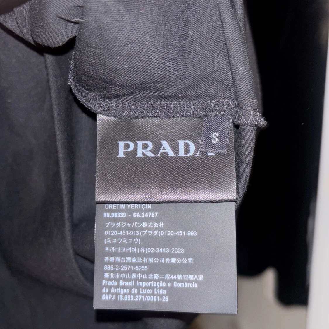 Svart t-shirt från Prada med tryck - 2