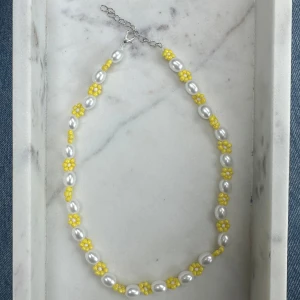 Halsband - Gult handgjort halsband, kan även göras i andra färger💛