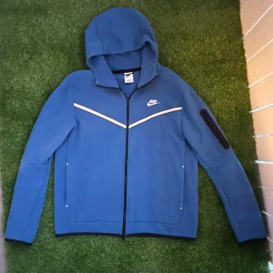 Nike tech  - Ovanlig modell som dessutom inte går att köpa längre, köpt i jd i london sommaren 2022, inga defekter och riktigt snygg, bra passform 